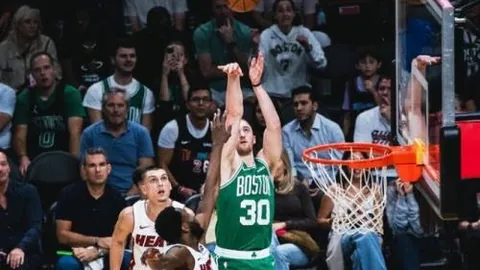 【激情碰撞】夜战风云再起！拖拉机主场激战萨德，连胜悬念谁能解？